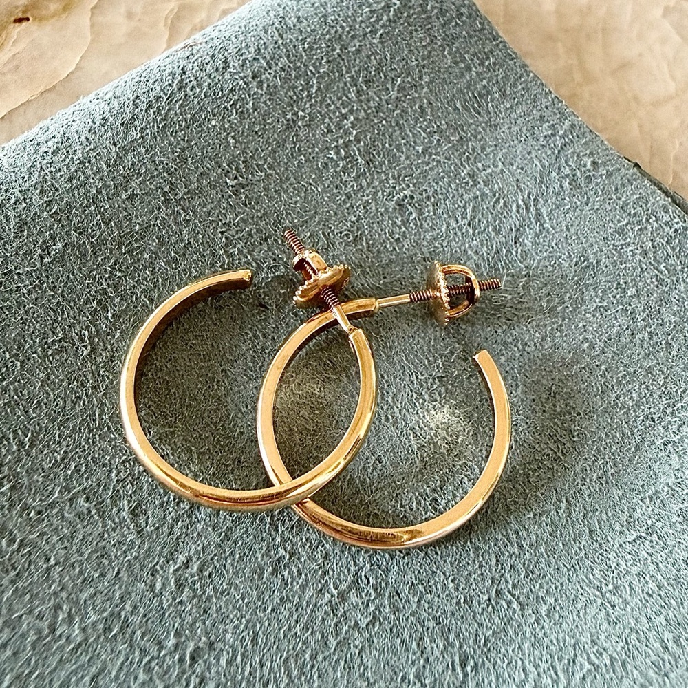 Timeless vintage solid 14k gold hoop earrings with screw backs. 3.5g